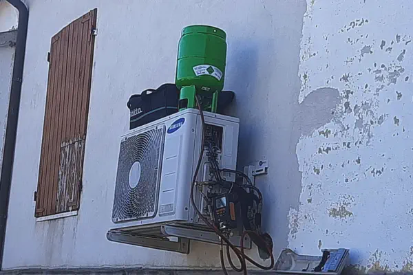 Tecnico specializzato esegue manutenzione e ricarica gas condizionatore a Rimini