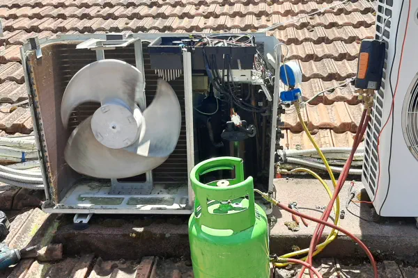 Tecnico certificato F-Gas esegue ricarica gas refrigerante e manutenzione su condizionatore split