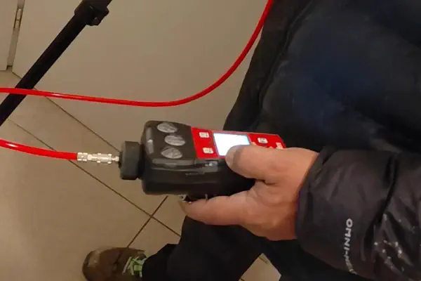 Tecnico hydroperdite esegue rilevamento perdite acqua occulte con geofono e gas tracciante sul pavimento