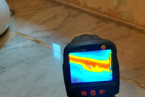 Tecnico hydroperdite.it analizza infiltrazione con termocamera professionale a Rimini