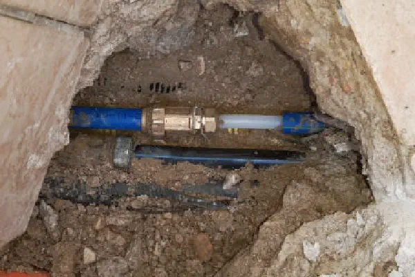 Idraulico ripara un tubo rotto e sostituisce raccordo sotto un lavandino